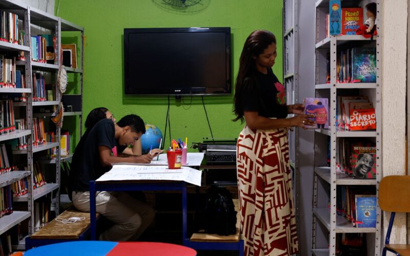 Iniciativas públicas e comunitárias aproximam brasileiros dos livros