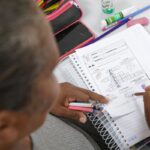 Inserção no mercado de trabalho tende a melhorar habilidade de leitura