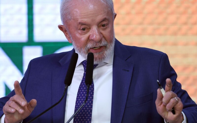 Lula cobra regulamentação de lei sobre economia solidária