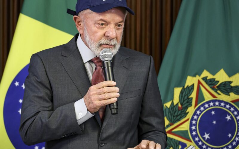 Lula defende regulação de big techs durante reunião ministerial