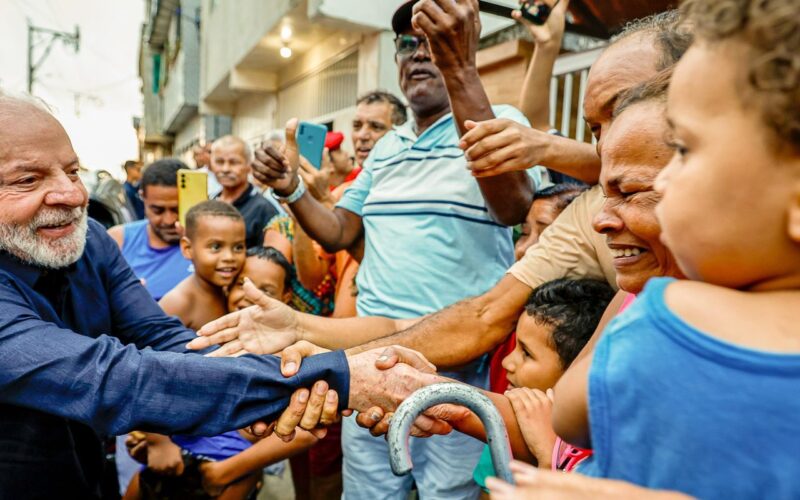 Lula entrega 599 títulos de terra em antiga área de palafitas em PE 
