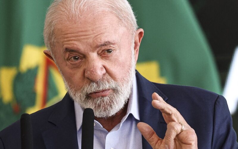 Lula finaliza plano aos setores afetados por tarifaço de Trump