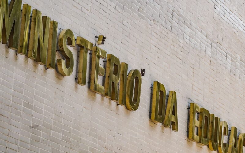 MEC lança curso de 180 horas para professores do ensino médio público