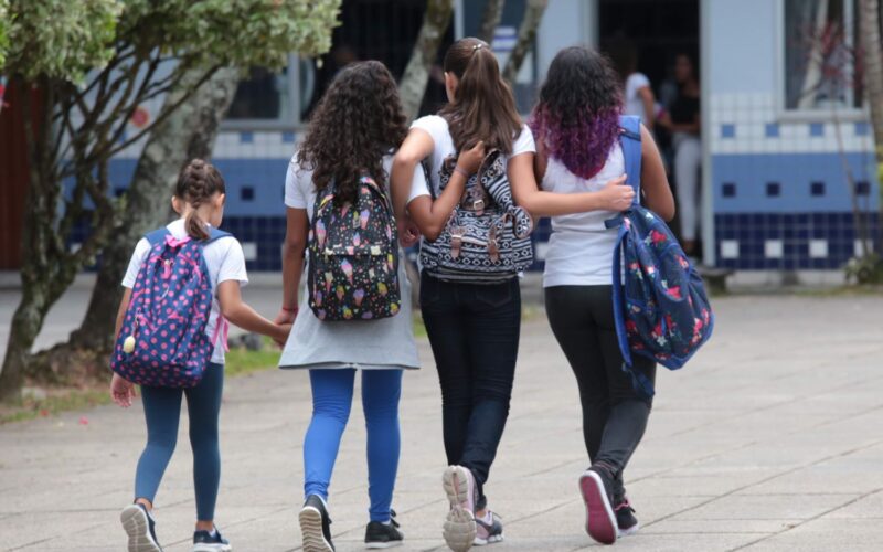 Mais de 520 mil estudantes da rede estadual de ensino voltam às aulas nesta segunda