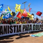 Manifestantes queimam bandeira dos EUA e boneco de Trump em embaixada