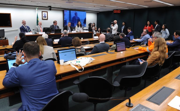 Ministério defende autossuficiência do Brasil em petróleo e gás natural durante a transição energética - Notícias