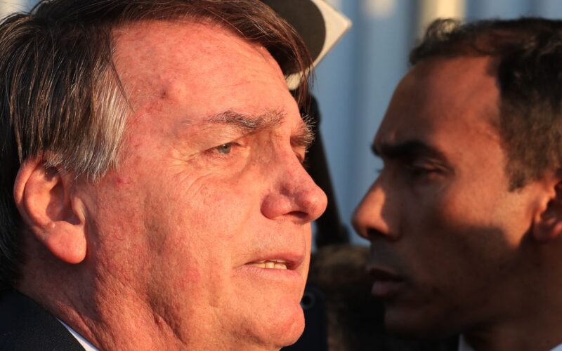 Moraes autoriza Bolsonaro a receber visita de médicos particulares