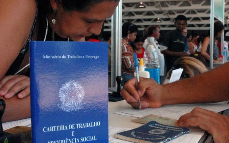 Número de pessoas em busca de emprego cai 21% no segundo trimestre