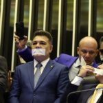 Oposição pernoita nos plenários do Congresso para impedir trabalhos