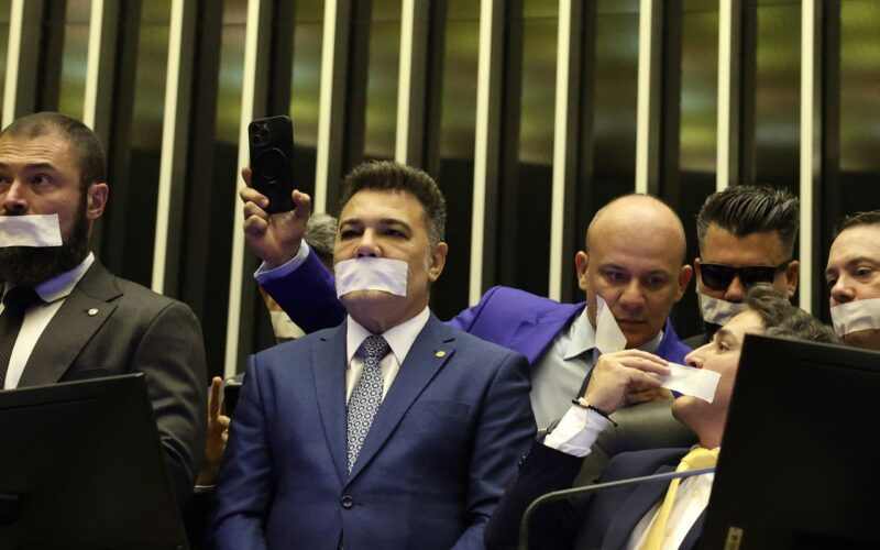 Oposição pernoita nos plenários do Congresso para impedir trabalhos