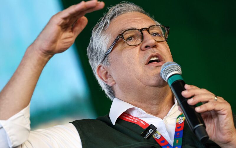 Padilha diz ser "ato covarde" cancelamento de vistos da filha e esposa