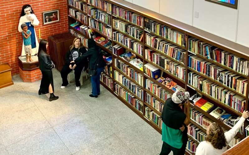 Pessoas em situação de rua passam a contar com biblioteca em São Paulo