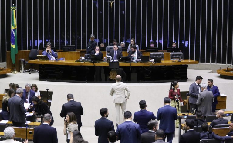 Plenário pode votar projetos sobre milhagem aérea, Estatuto do Aprendiz e PEC de acúmulo de cargos de professor - Notícias