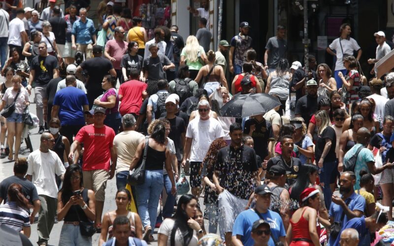 População brasileira chega a 213,4 milhões em julho de 2025