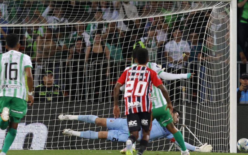 Rafael defende pênalti e São Paulo garante empate na Libertadores