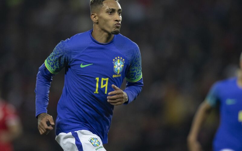 Raphinha e Vinicius Júnior são indicados ao prêmio Bola de Ouro