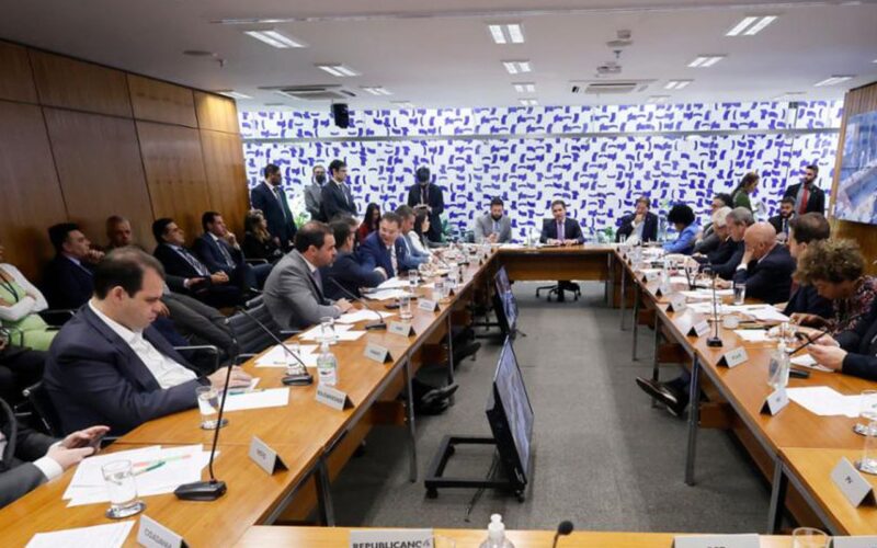 Sem acordo, Câmara não pauta foro privilegiado nem anistia a 8/1