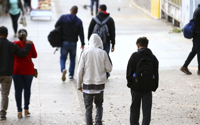 Sul e Sudeste começam semana com frio; alerta de seca no Centro-Oeste