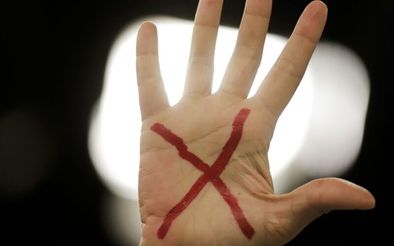 Violência digital contra mulheres atinge níveis alarmantes