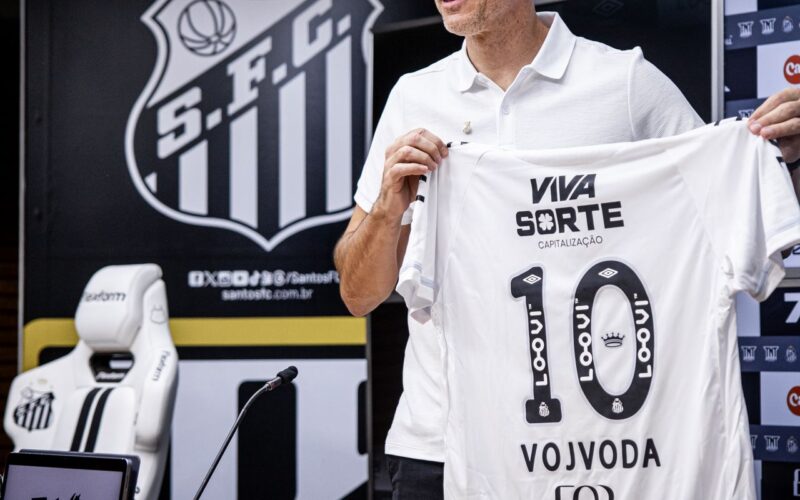 Vojvoda é apresentado oficialmente como novo técnico do Santos