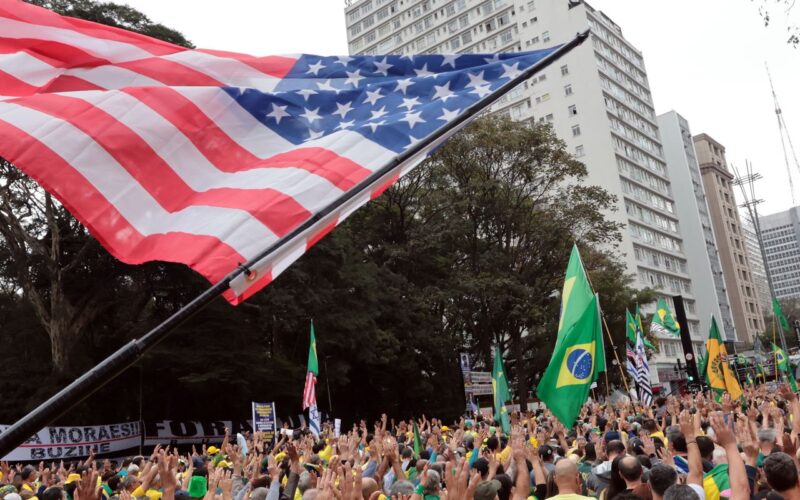 Ato pró-Bolsonaro une governadores e parlamentares de direita em SP