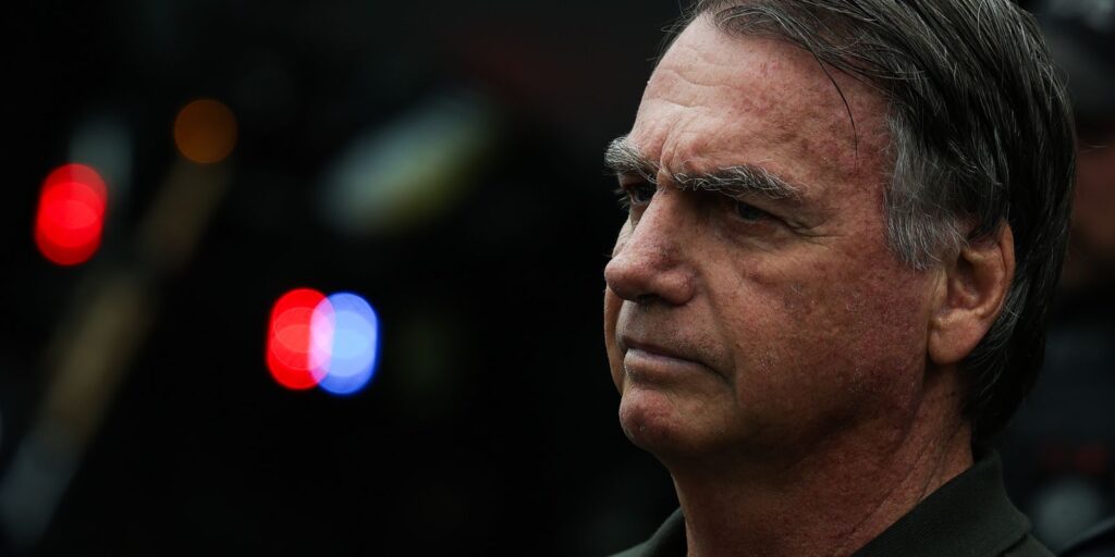 Bolsonaro teve pré-síncope, vômitos e queda de pressão, diz defesa