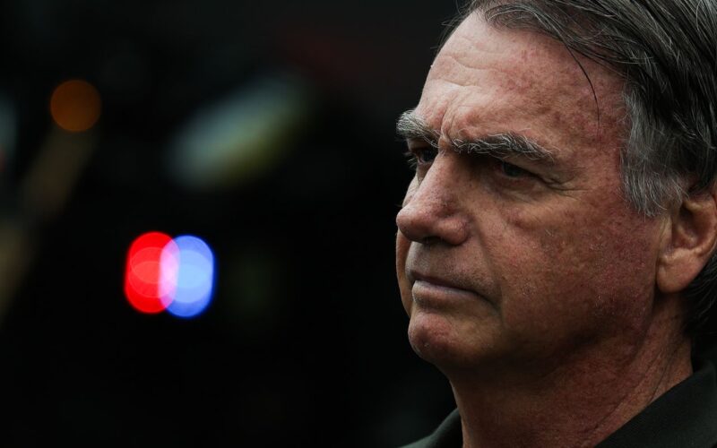 Bolsonaro teve pré-síncope, vômitos e queda de pressão, diz defesa