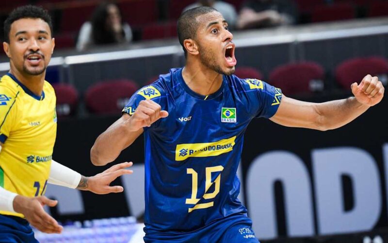 Brasil volta a vencer no Mundial e se garante nas oitavas de final