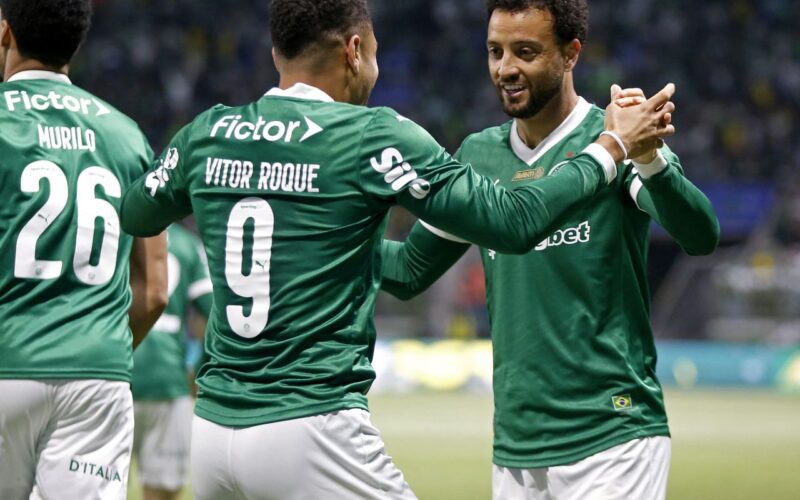 Brasileiro: Palmeiras joga no ritmo de Vitor Roque e goleia o Inter