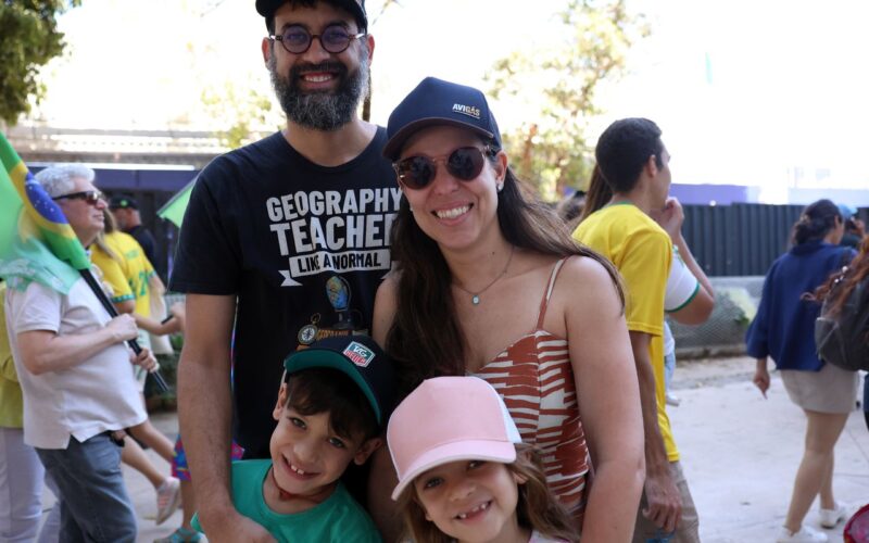 Brasileiros celebram soberania; Curupira e Zé Gotinha desfilaram