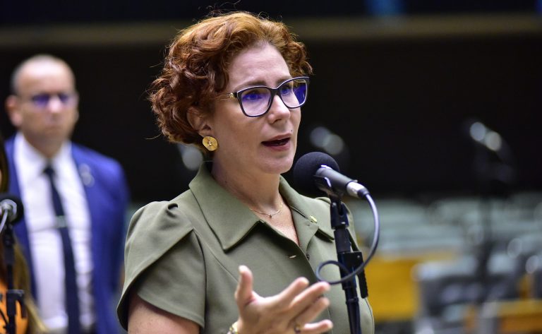 CCJ da Câmara ouvirá testemunhas no processo contra Carla Zambelli nesta quarta-feira - Notícias
