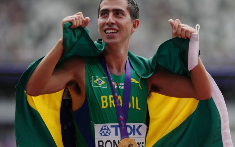 Caio Bonfim é campeão mundial dos 20 km da marcha atlética em Tóquio