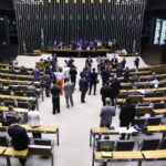 Câmara aprova projeto que criminaliza exercício ilegal da profissão de médico veterinário – Notícias