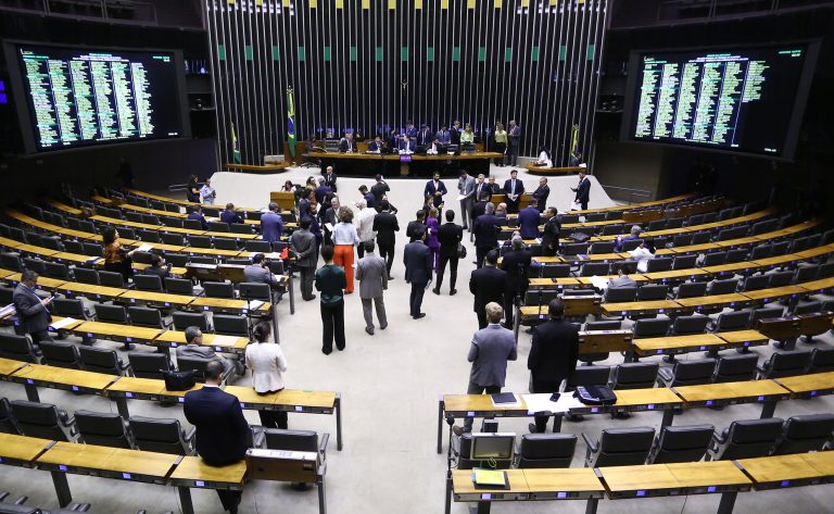 Câmara aprova projeto que criminaliza exercício ilegal da profissão de médico veterinário - Notícias