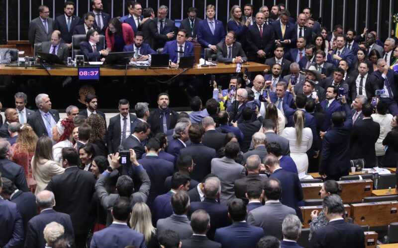 Câmara aprova urgência para projeto de anistia a golpistas
