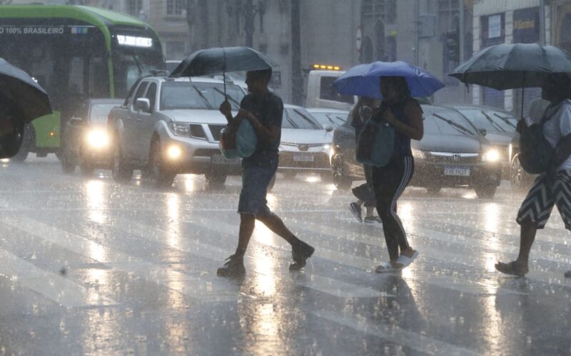 Chuvas em São Paulo deixam feridos e suspendem operação de montadora