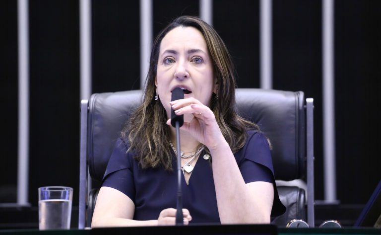 Comissão aprova projeto que permite ao fiador de contrato do Fies acessar extrato e quitar dívida - Notícias