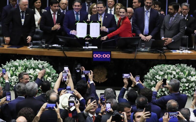 Congresso promulga PEC que muda regras para pagamento dos precatórios