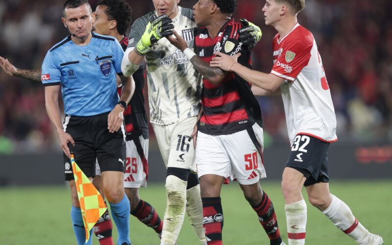 Conmebol anula 2º amarelo e libera Plata para defender o Flamengo