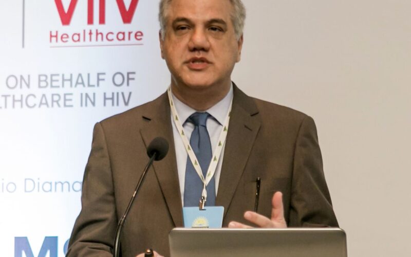 Covid-19 não desapareceu e casos continuam ocorrendo, alerta médico