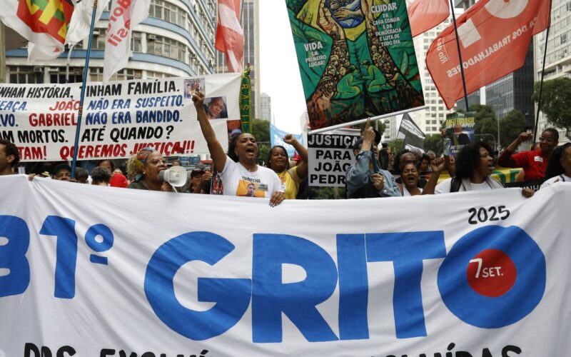Desfile e protesto tomam as ruas do centro do Rio de Janeiro