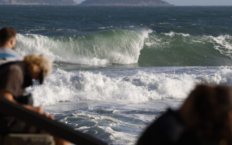 Guarda-vidas buscam casal que desapareceu na Praia do Leme