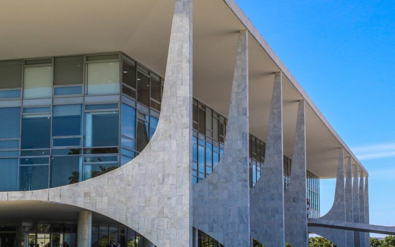 Homem tenta subir rampa do Palácio do Planalto duas vezes na madrugada