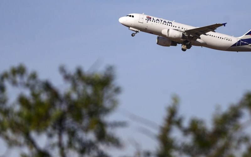 Latam anuncia compra de 24 aviões da Embraer