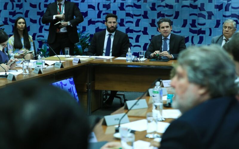Líderes devem avaliar hoje isenção do IR até R$ 5 mil, diz Motta