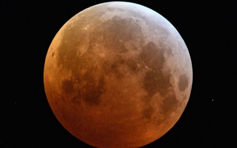 Lua de sangue: eclipse lunar total ocorre neste domingo