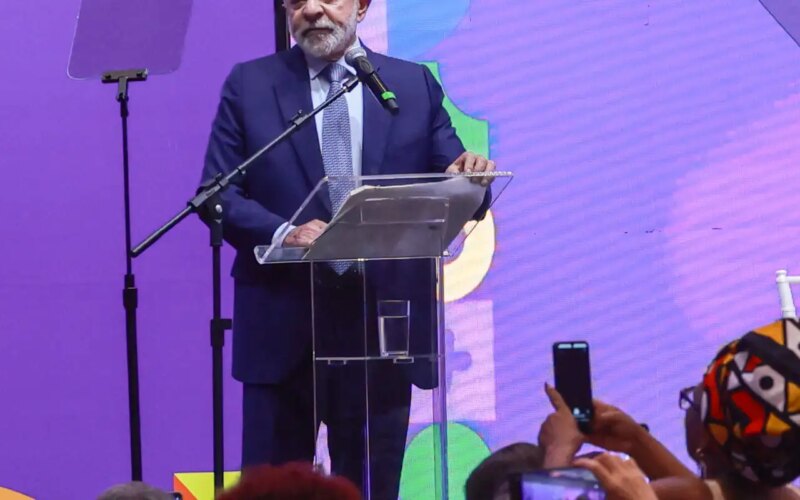 Lula abre conferência e sanciona ampliação da licença-maternidade