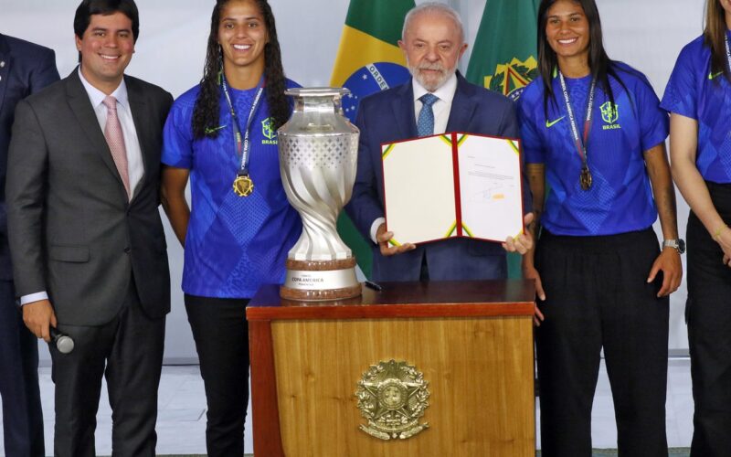 Lula diz que enviará projeto de lei para incentivar futebol feminino