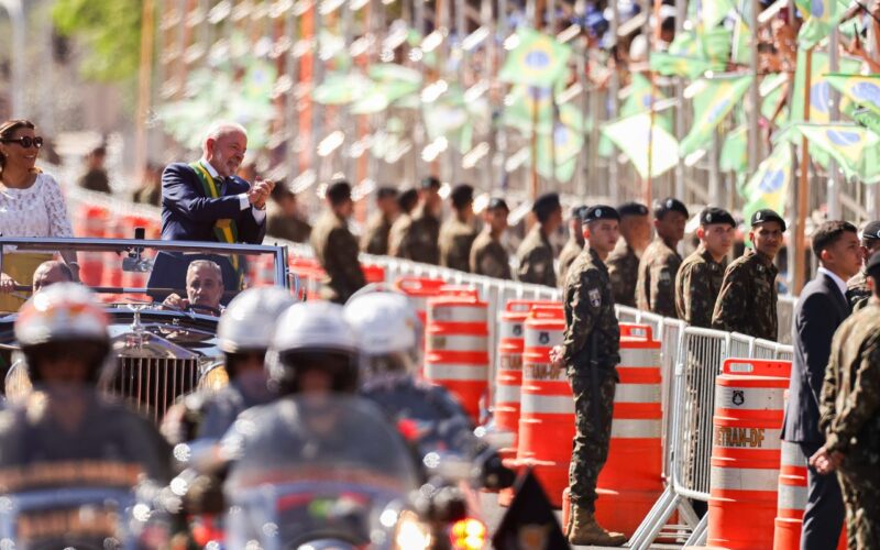 Lula e ministros acompanham desfile; público entoa "sem anistia"