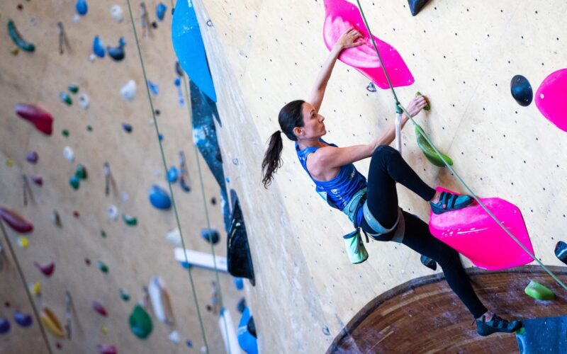 Marina Dias conquista bicampeonato no Mundial de escalada paralímpica